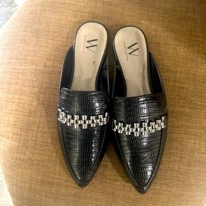 Women’s black flats
